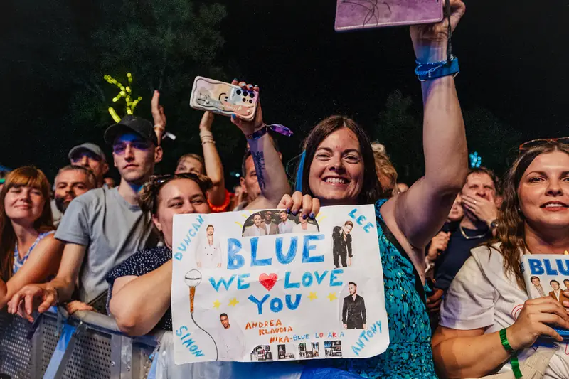 Fanúšičky s transparentom pre skupinu Blue
