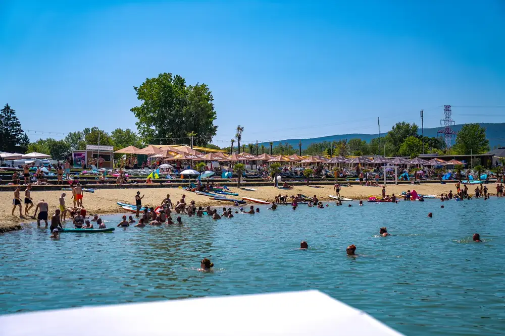 Návštevníci BIG SUMMER FEST 2026 sa kúpu v jazere