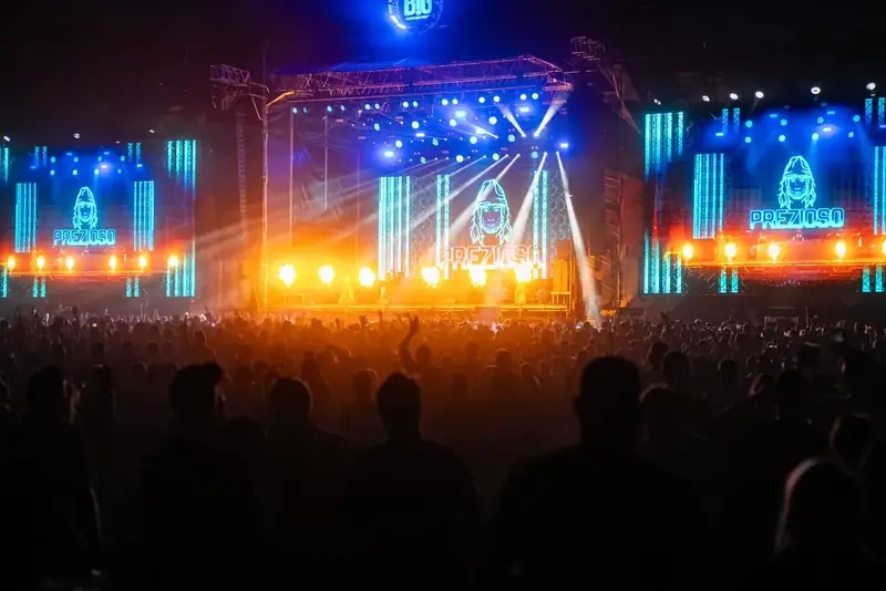 Nočný koncert s modrými svetlami