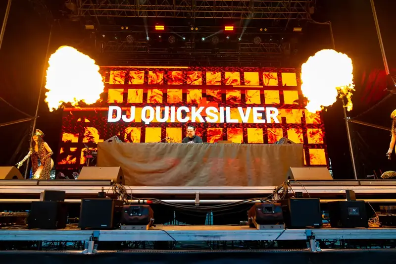 DJ Quicksilver a ohňové efekty