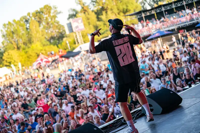 Interpret na pódiu a dav fanúšikov